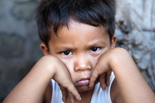 Joven Filipino Con Triste Expresión Contra Muro Pobreza Filipinas — Foto de Stock