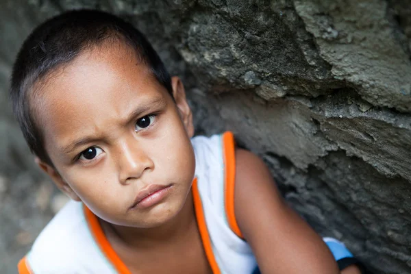 Retrato Joven Filipino Zona Pobreza Contra Pared —  Fotos de Stock