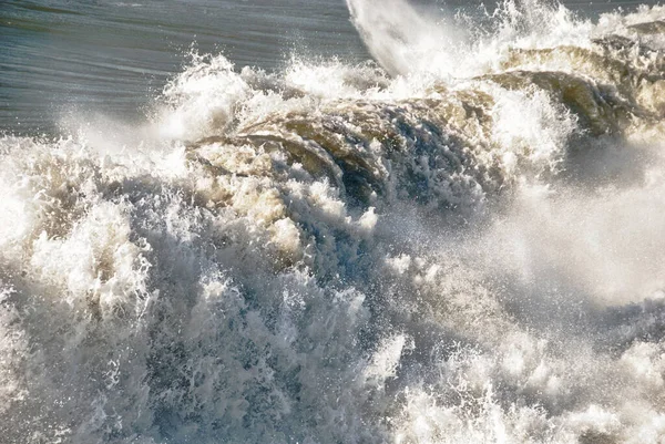 巨大な波がイタリアの海辺でクラッシュしようとしています — ストック写真