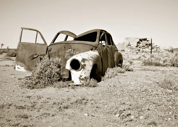 Vecchia Auto Arrugginita Nel Deserto — Foto Stock