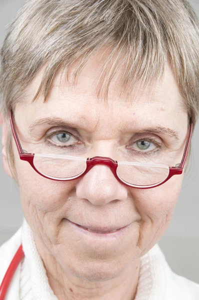 Portrait Tête Épaule Une Femme Âgée Manteau Blanc Stéthoscope Rouge — Photo