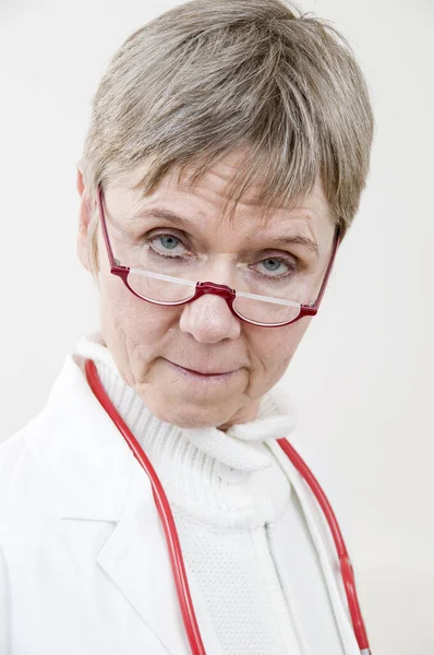Kopf Und Schulterporträt Einer Älteren Frau Weißem Mantel Und Rotem — Stockfoto