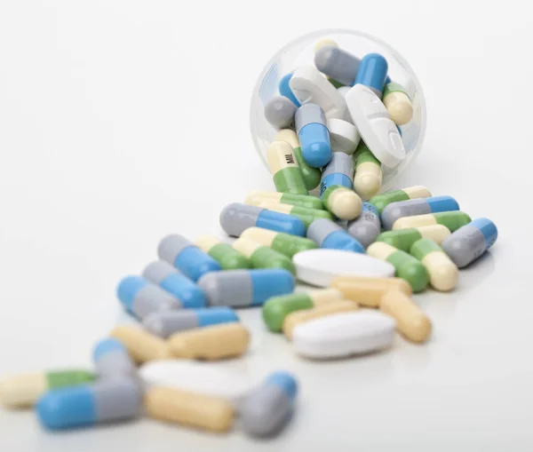Tabletas Prescripción Que Derraman Desde Dispensador —  Fotos de Stock