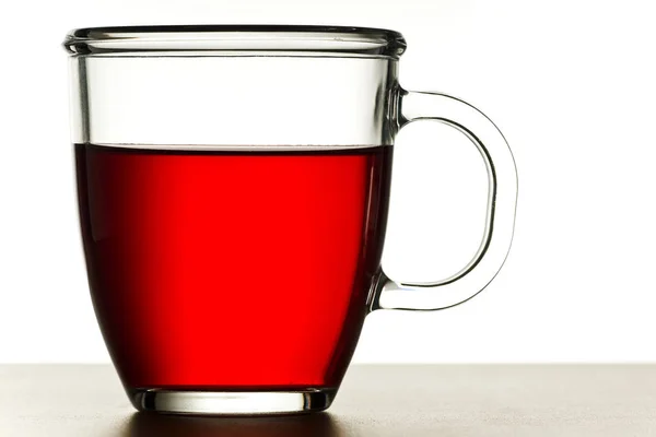 Tazza Trasparente Con Tee Rosso Uno Sfondo Bianco — Foto Stock