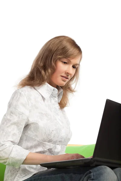 Mulher Loira Muito Jovem Sentada Sofá Verde Com Computador Portátil — Fotografia de Stock