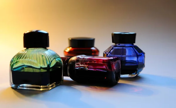 黒を基調とした香水瓶 — ストック写真