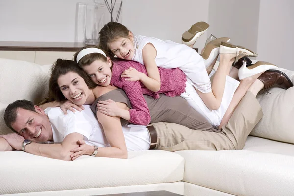 Retrato Uma Família Feliz Conceito Parentesco — Fotografia de Stock