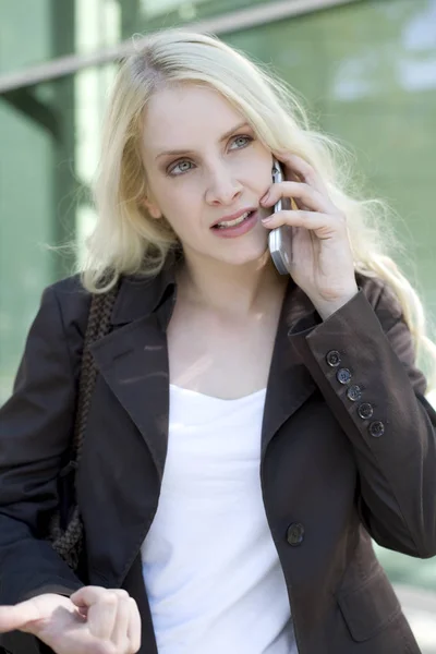 Vrouw Met Mobiele Telefoon — Stockfoto