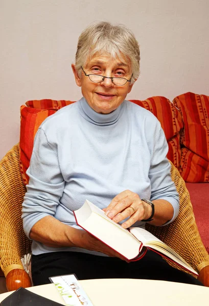 Seniorin Liest Hause Ein Buch — Stockfoto