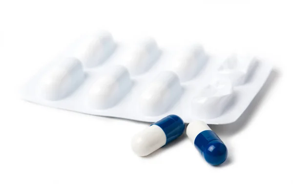 Dvě Modré Bílé Farmaceutické Tobolky Před Blistrem Všechny Zblízka Izolované — Stock fotografie