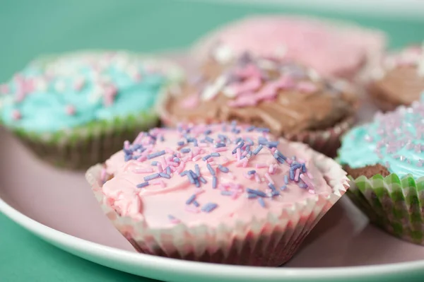 Zelfgemaakte Cupcakes Met Glazuur Een Pasteltafel — Stockfoto