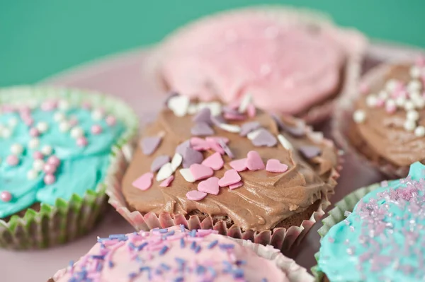 Zelfgemaakte Cupcakes Met Glazuur Een Pasteltafel — Stockfoto