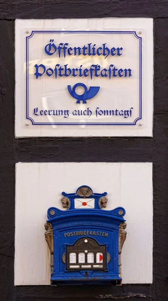 Mavi Posta Kutusu Duvarında — Stok fotoğraf