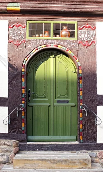 Drzwi Ozdobami Budynek Mieszkalny — Zdjęcie stockowe