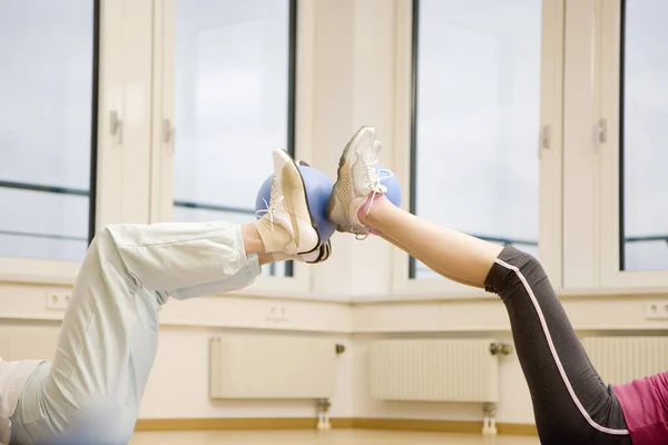 Mujer Joven Con Guantes Blancos Máscara Habitación — Foto de Stock