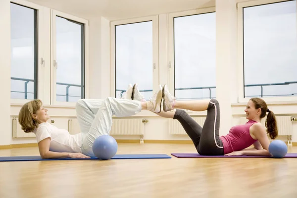 Två Kvinnor Som Gör Yoga Gymmet — Stockfoto