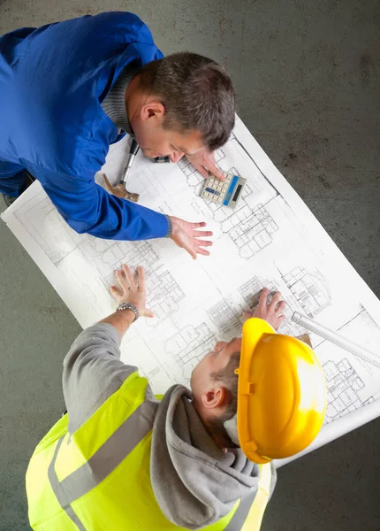 Två Byggare Diskuterar Byggplaner Bänk Verkstad Övergripande Skott — Stockfoto