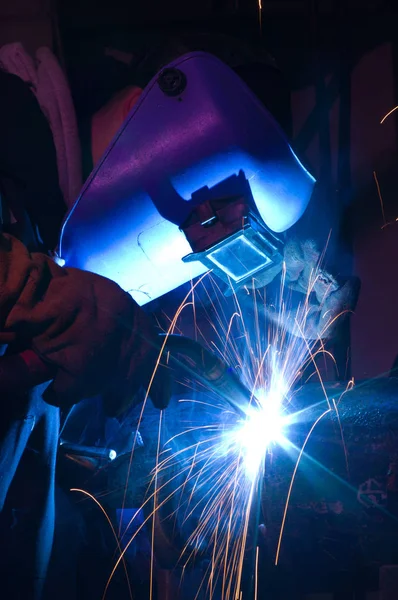 Soldador Usa Tocha Para Fazer Faíscas Durante Fabricação Tubo Metal — Fotografia de Stock
