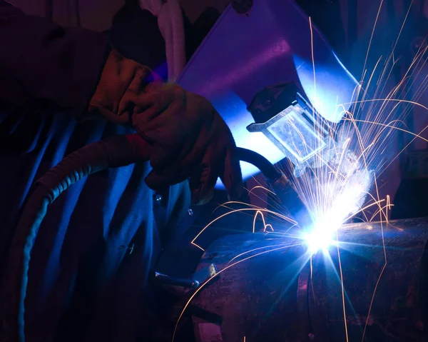 Lasapparaat Gebruikt Fakkel Vonken Maken Tijdens Fabricage Van Metalen Apparatuur — Stockfoto
