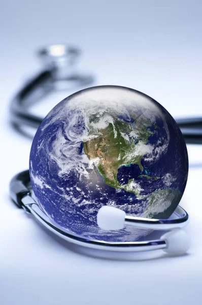 Concepto Medicina Global Foco Superficial Globo Tonos Mayormente Azules Dominio —  Fotos de Stock