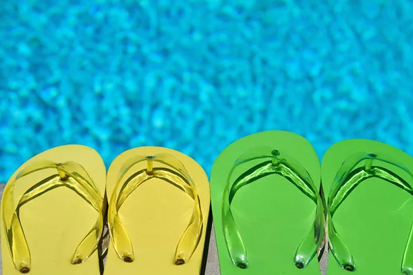 Gekleurde Teenslippers Van Een Gezin Van Vier Bij Het Zwembad — Stockfoto
