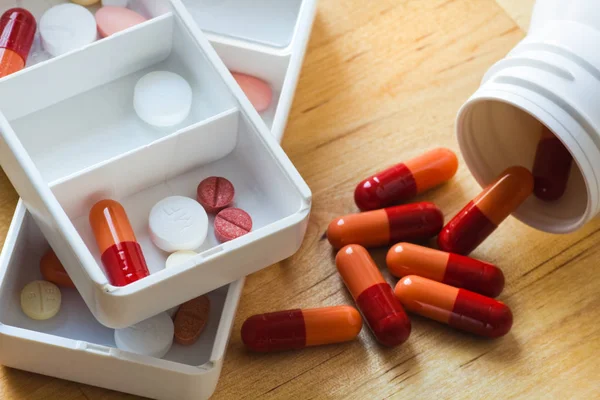毎日の薬として使用するための薬箱に分類される錠剤 カプセル及び錠剤 — ストック写真