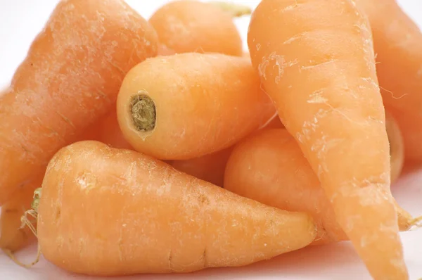 Frisk Baby Gulerødder Isoleret Hvidt Baggrundsbord Oplyst Med Stor Lyskilde - Stock-foto