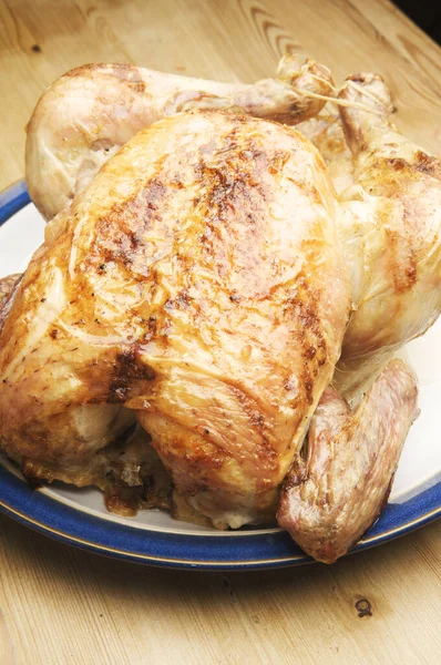 Delicioso Pollo Asado Listo Para Servir Mesa Cocina —  Fotos de Stock