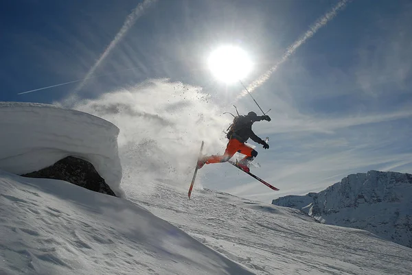 滑雪者在雪地里滑下山 — 图库照片