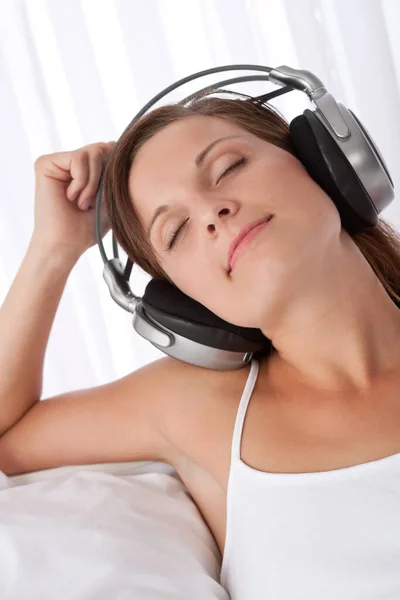 Kobieta Zamkniętymi Oczami Ciesząca Się Muzyką Słuchawkami — Zdjęcie stockowe