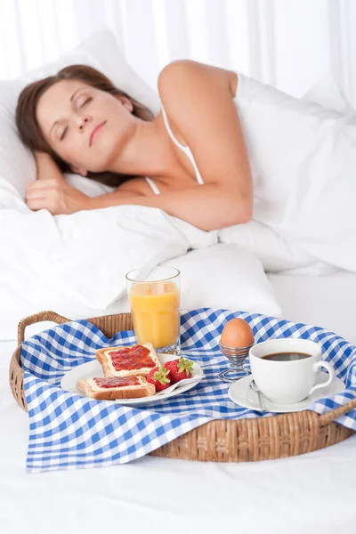 Kobieta Śpi Białym Łóżku Domowe Śniadanie Pierwszym Planie — Zdjęcie stockowe