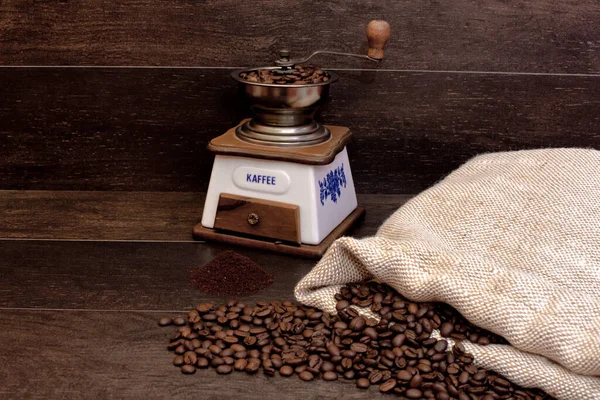 Kaffeemühle Und Bohnen — Stockfoto