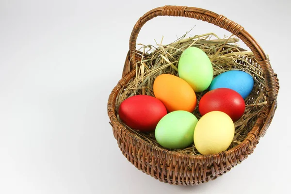 Petit Panier Osier Avec Œufs Poulet Colorés — Photo