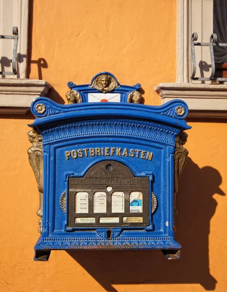 Duvardaki Mavi Posta Kutusu — Stok fotoğraf