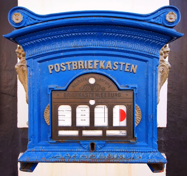 Duvardaki Mavi Posta Kutusu — Stok fotoğraf