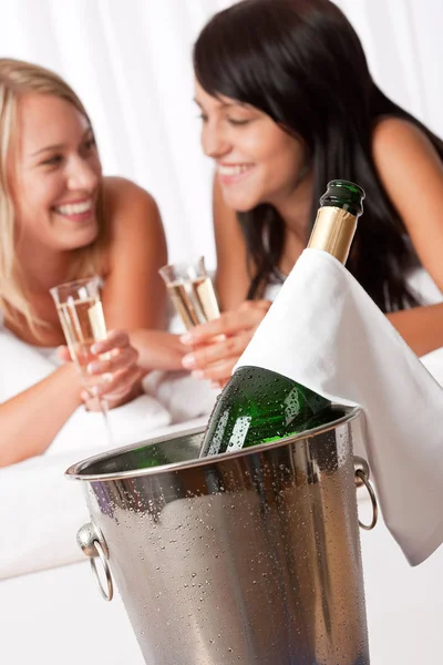Zwei Lächelnde Frauen Die Champagner Luxuriösen Hotelzimmer Trinken Konzentrieren Sich — Stockfoto