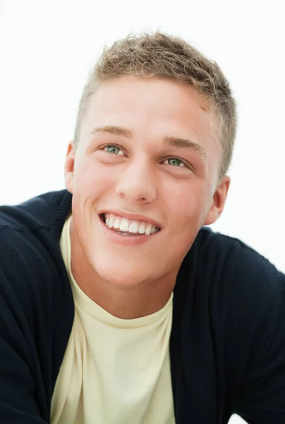 Glimlachende Jonge Blonde Man Kijkt Omhoog — Stockfoto
