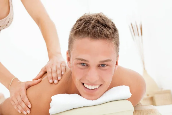 Feliz Joven Enloqueciendo Sesión Masaje Balneario —  Fotos de Stock