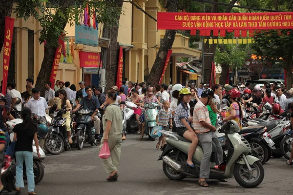 Scooter Condução Hanoi — Fotografia de Stock