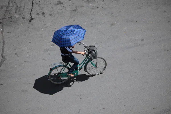 Jovem Com Uma Bicicleta Estrada — Fotografia de Stock