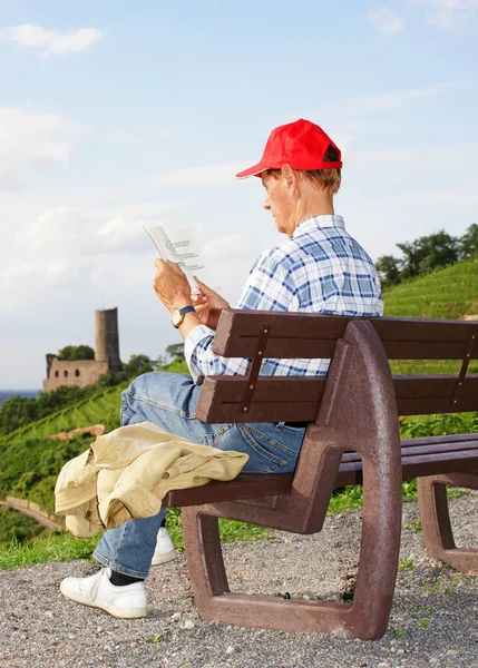 Senior While Reading Book Nature — Stock Photo, Image