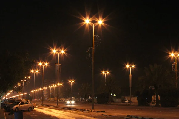 Geceleyin Aydınlık Bir Cadde — Stok fotoğraf