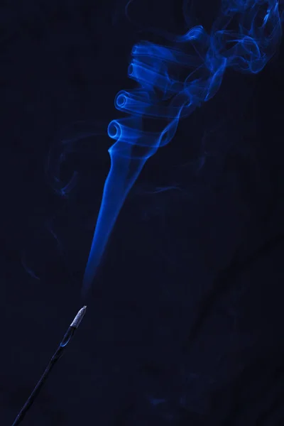 Abstrakter Weihrauch Blauer Rauch Vor Schwarzem Hintergrund — Stockfoto