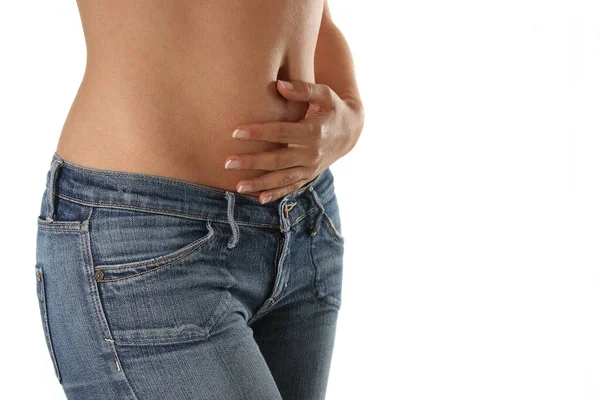 美しさ 腹ボタン 腹部の痛み ボディケア 不健康な 膨満感 健康管理 ジーンズ ズボン フィットネス — ストック写真