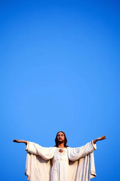 Ιησούς Ενάντια Στον Καθαρό Γαλάζιο Ουρανό Στην Παλιά Εκκλησία — Φωτογραφία Αρχείου