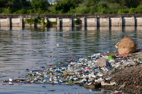 Poluição Água Entrada Rio Fortemente Poluída Com Vários Lixo Longo — Fotografia de Stock