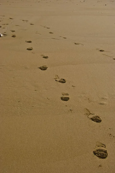 Pas Menant Diagonale Sur Une Plage Vide — Photo