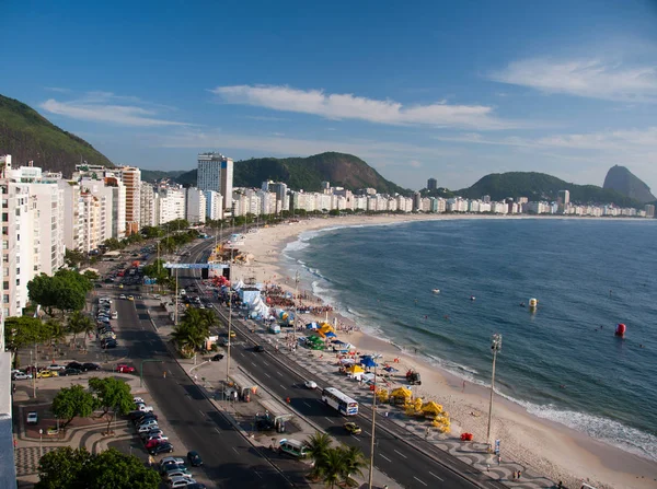 Pessoas Desfrutando Dia Ensolarado Verão Relaxando Nadando Praia Copacabana Rio — Fotografia de Stock