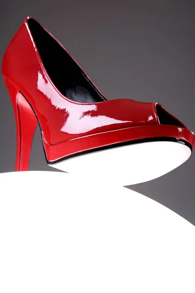 Rosso Scarpe Tacco Alto Uno Sfondo Nero — Foto Stock