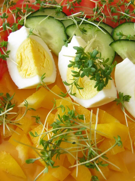 色彩艳丽的色拉配菜和鸡蛋 — 图库照片